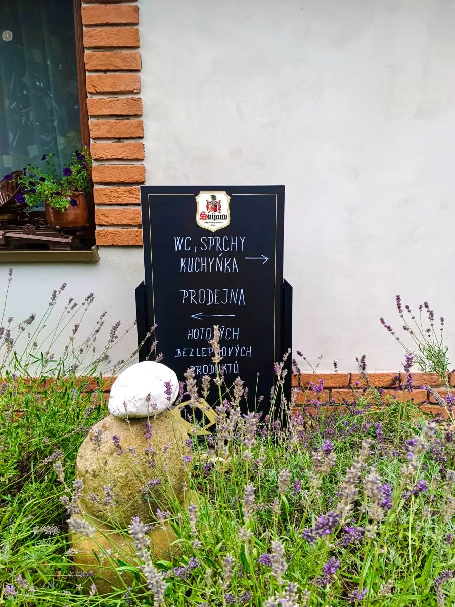 Směrové značení ke sprchám, toaletám, kuchyňce a prodejně